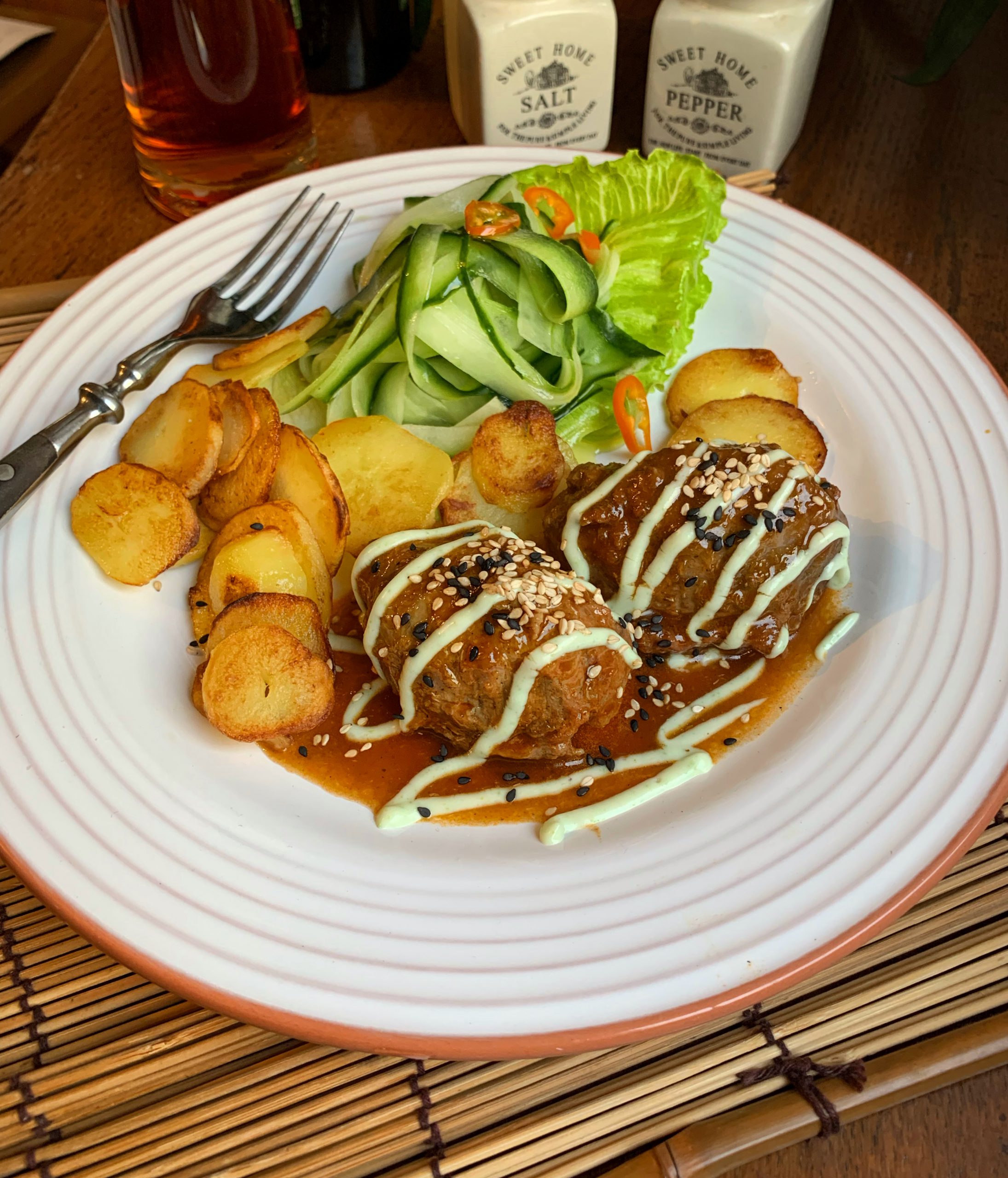 Schweinebäckchen mit Bratkartoffeln und Gurkensalat