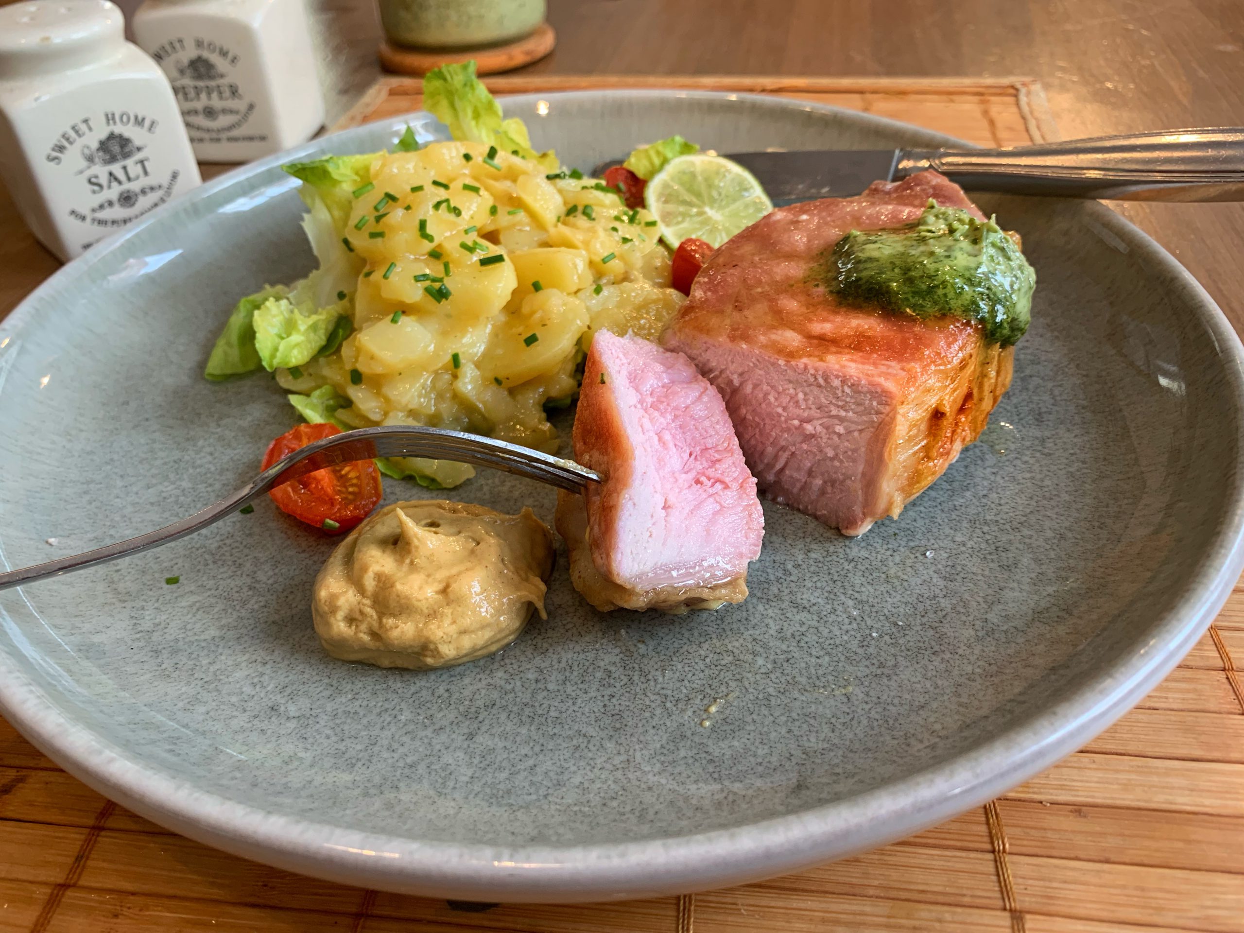 Schweinerücken-Steak mit Kräuterbutter und Kartoffelsalat