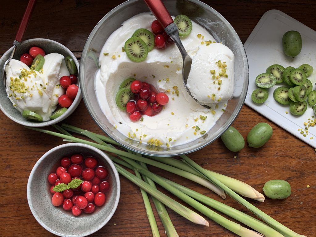 Weiße Schokoladenmousse mit Zitronengras und Beeren