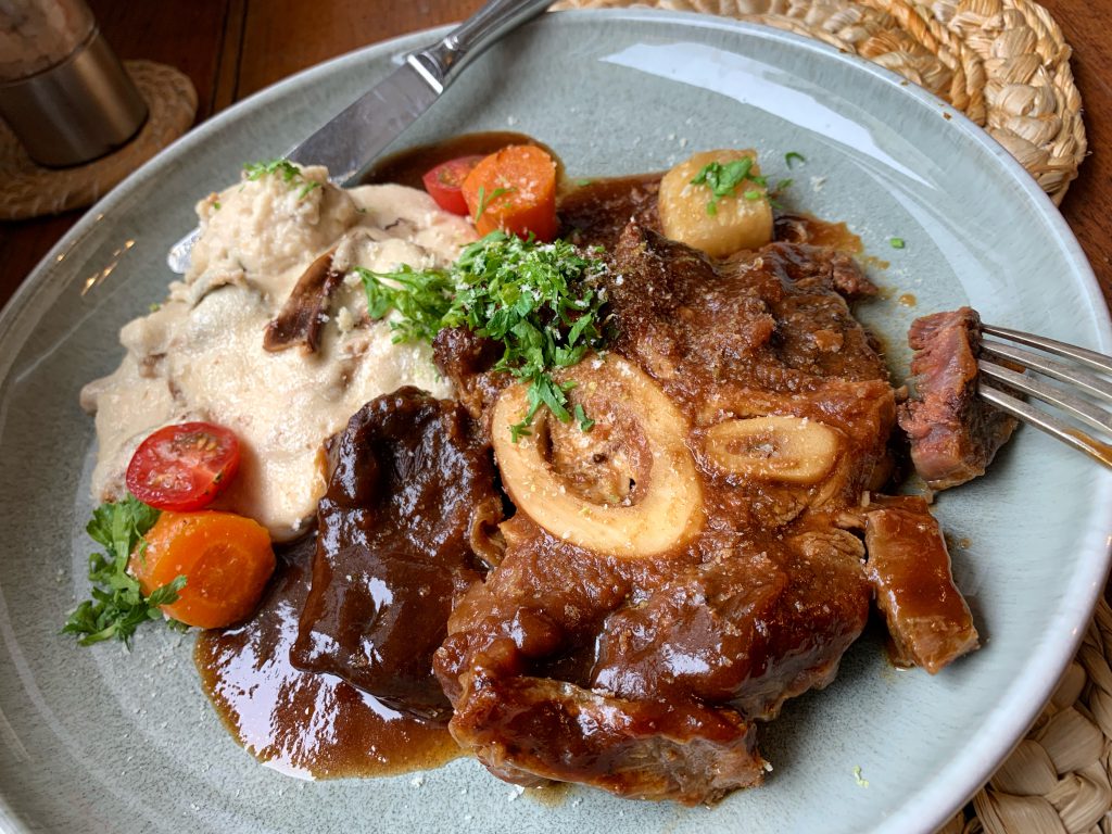 Geschmorte Rinderbeinscheiben mit Weizen-Polenta und Steinpilzen