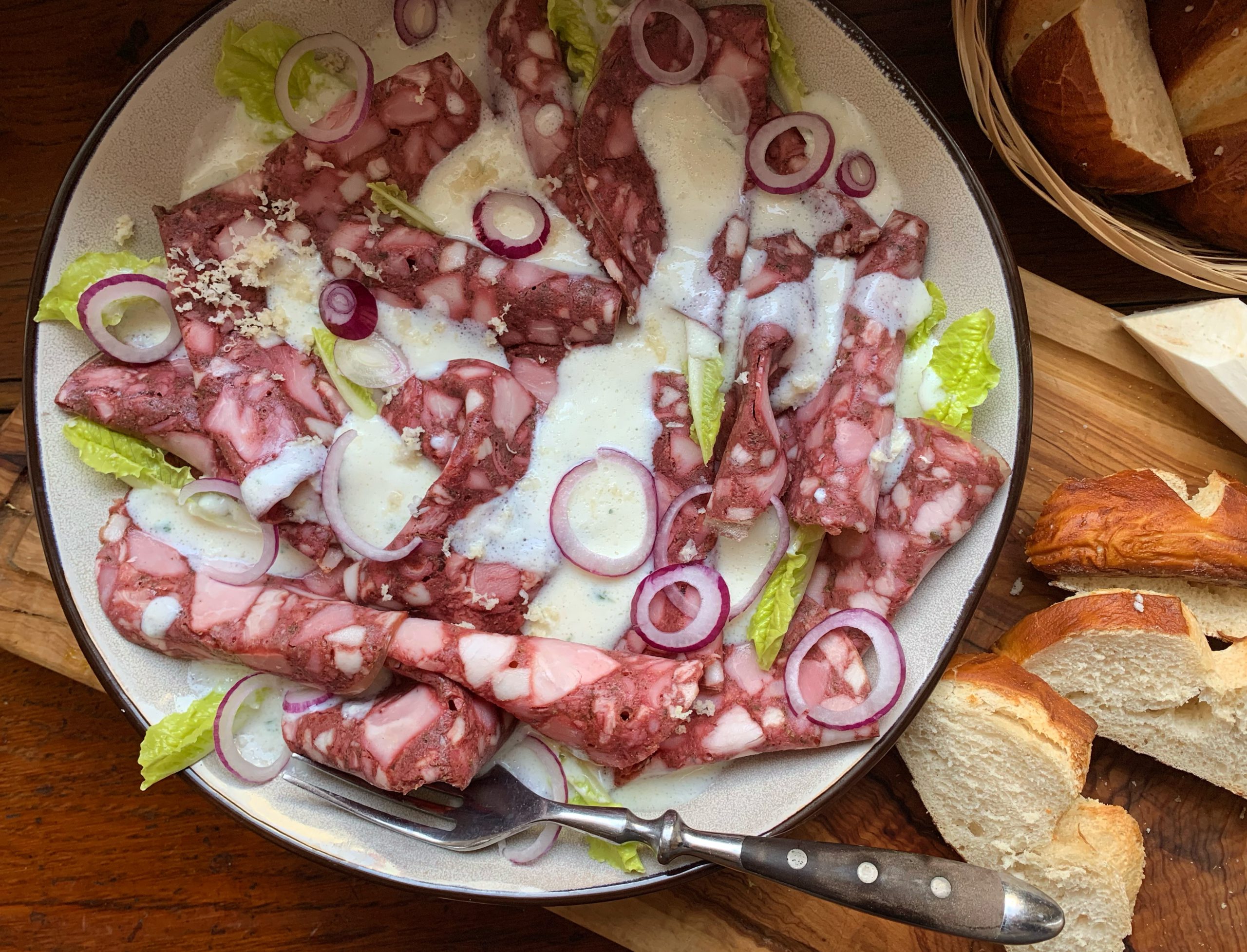 Schwarzwurst Carpaccio mit Meerrettich-Joghurtdressing