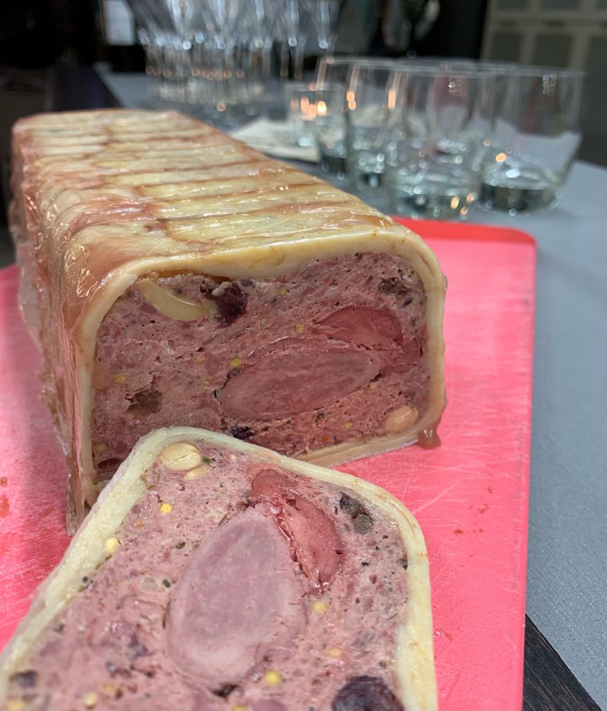 Rehterrine mit Nüssen und getrockneten Beeren