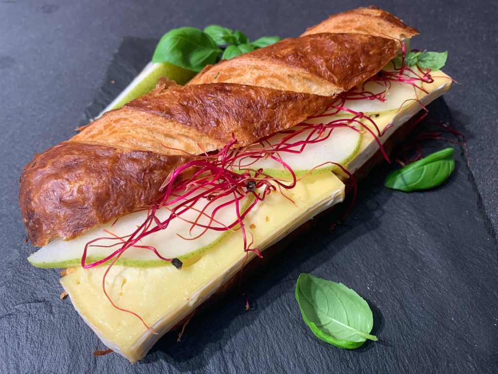 Käsebrot mal anders: Birnengeist-Camembert mit Birnen, Basilikum & Bete-Sprossen