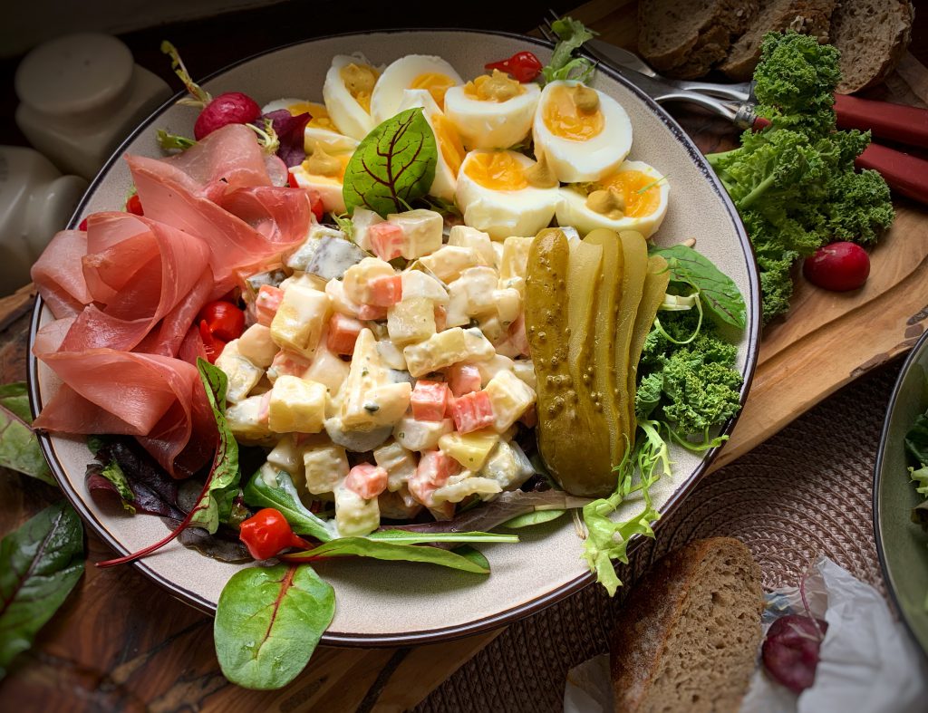 Osterplatte mit Gemüsesalat, Eiern und Schinken