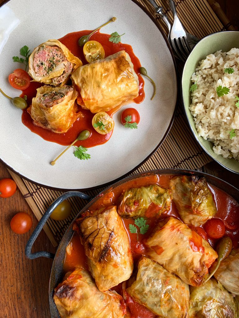 Sauerkrautwickel mit Lammfüllung, Tomatensoße & heimischer Reis