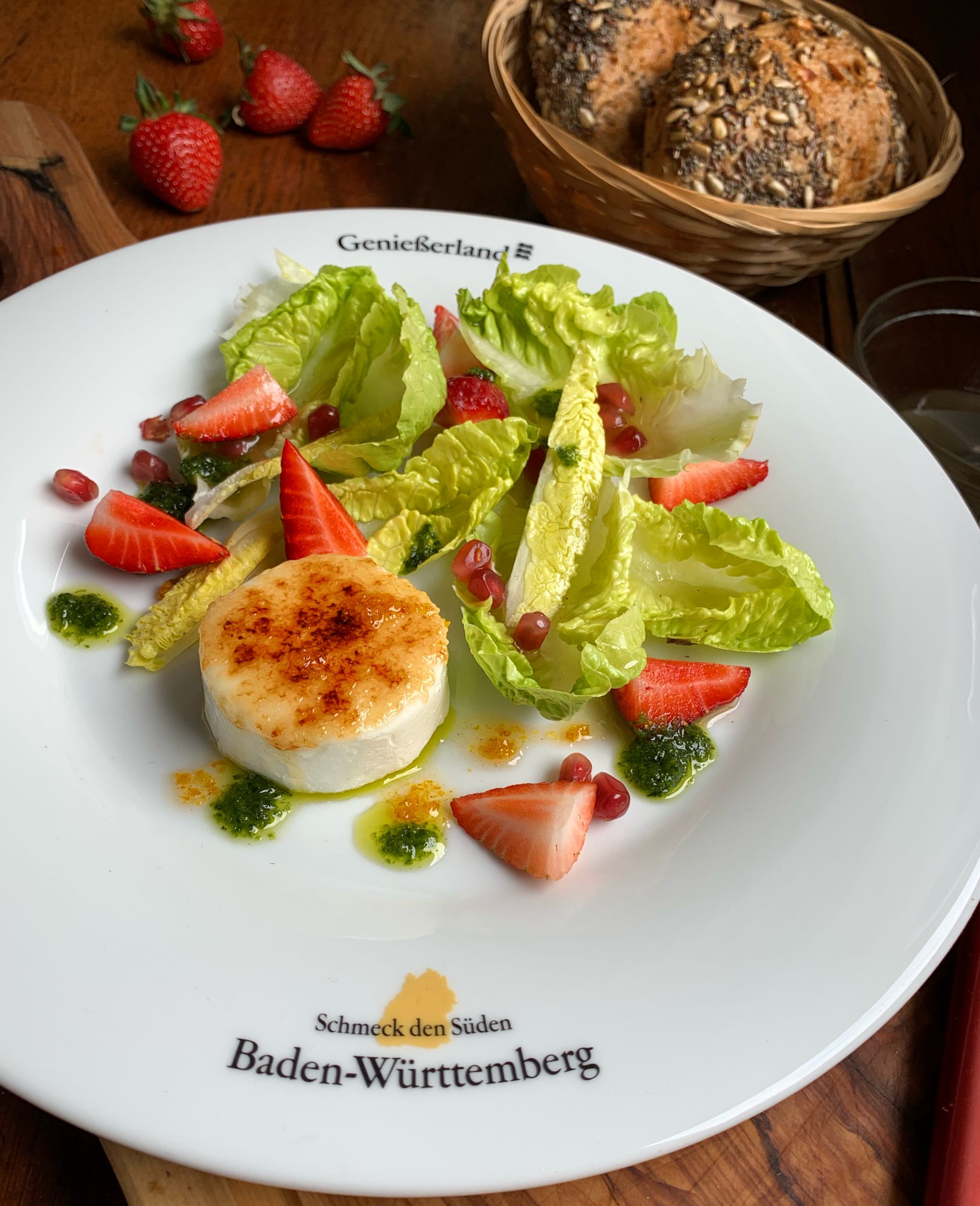 Geflämmter Ziegenfrischkäse mit Salatherzen, Honig-Senfdressing und Erdbeeren