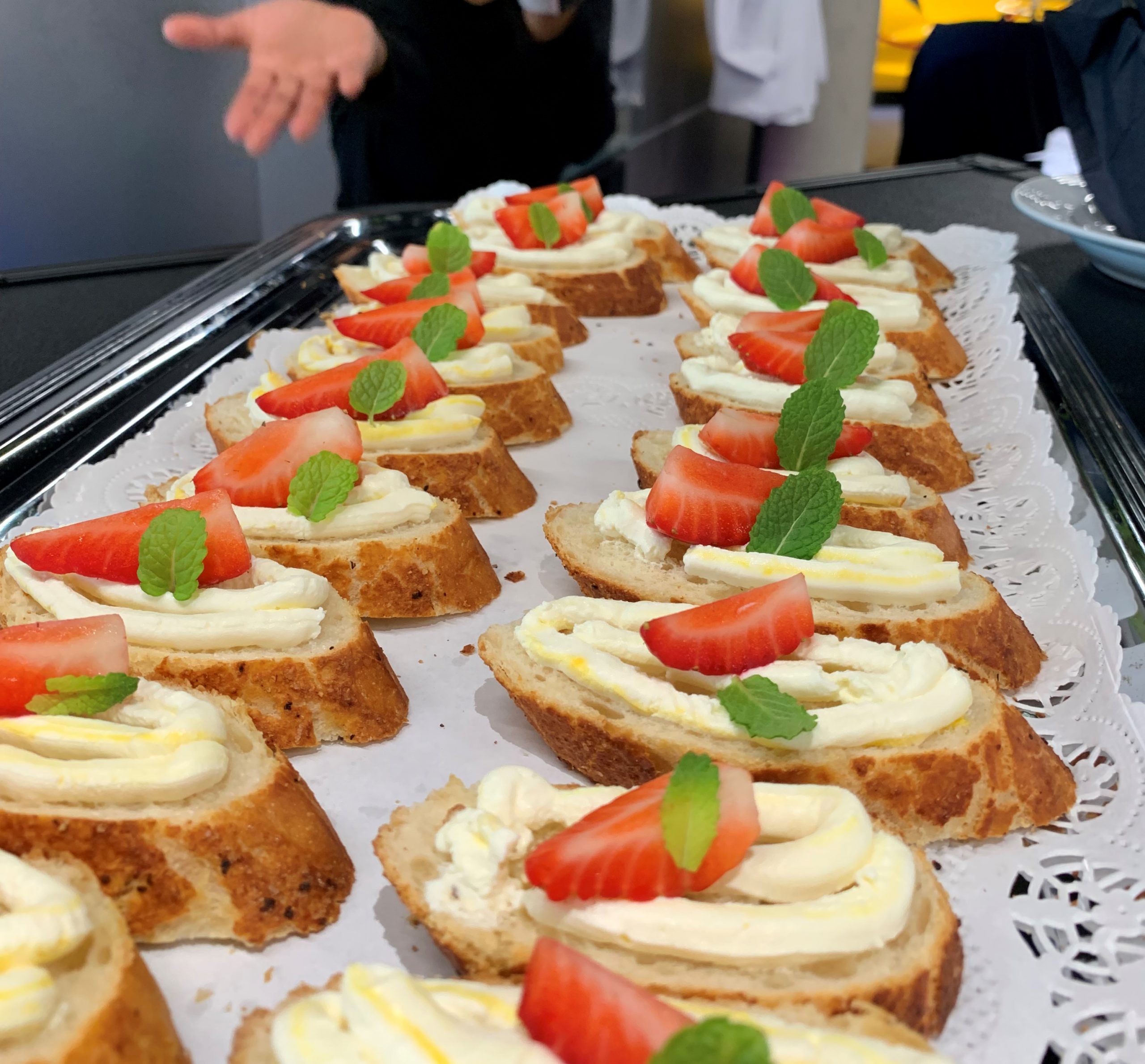 Baguette mit Camembert-Pfeffercreme, Erdbeeren & Minze