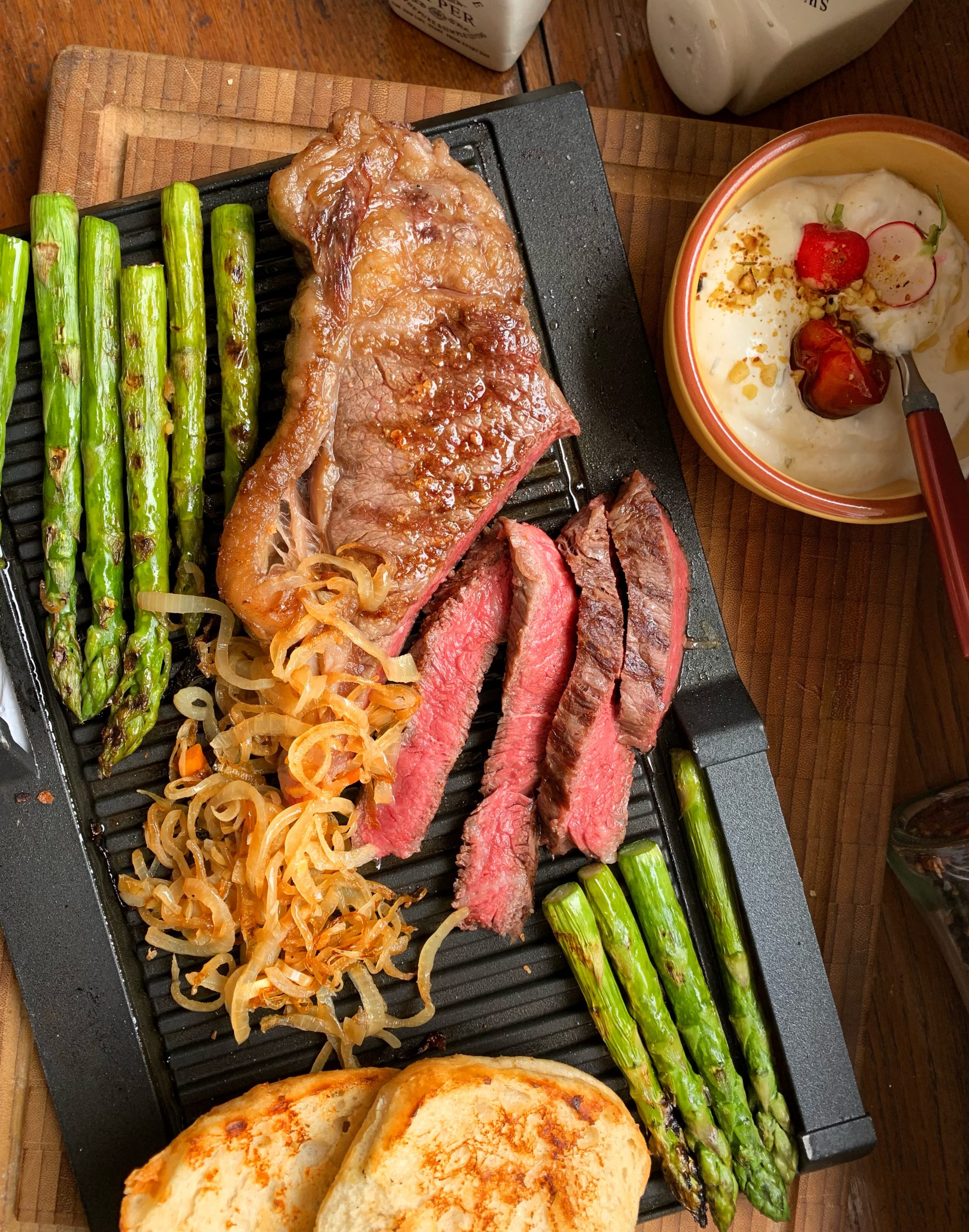 Roastbeef mit grünem Spargel, Zwiebeln & Radieschen-Kresse-Quark