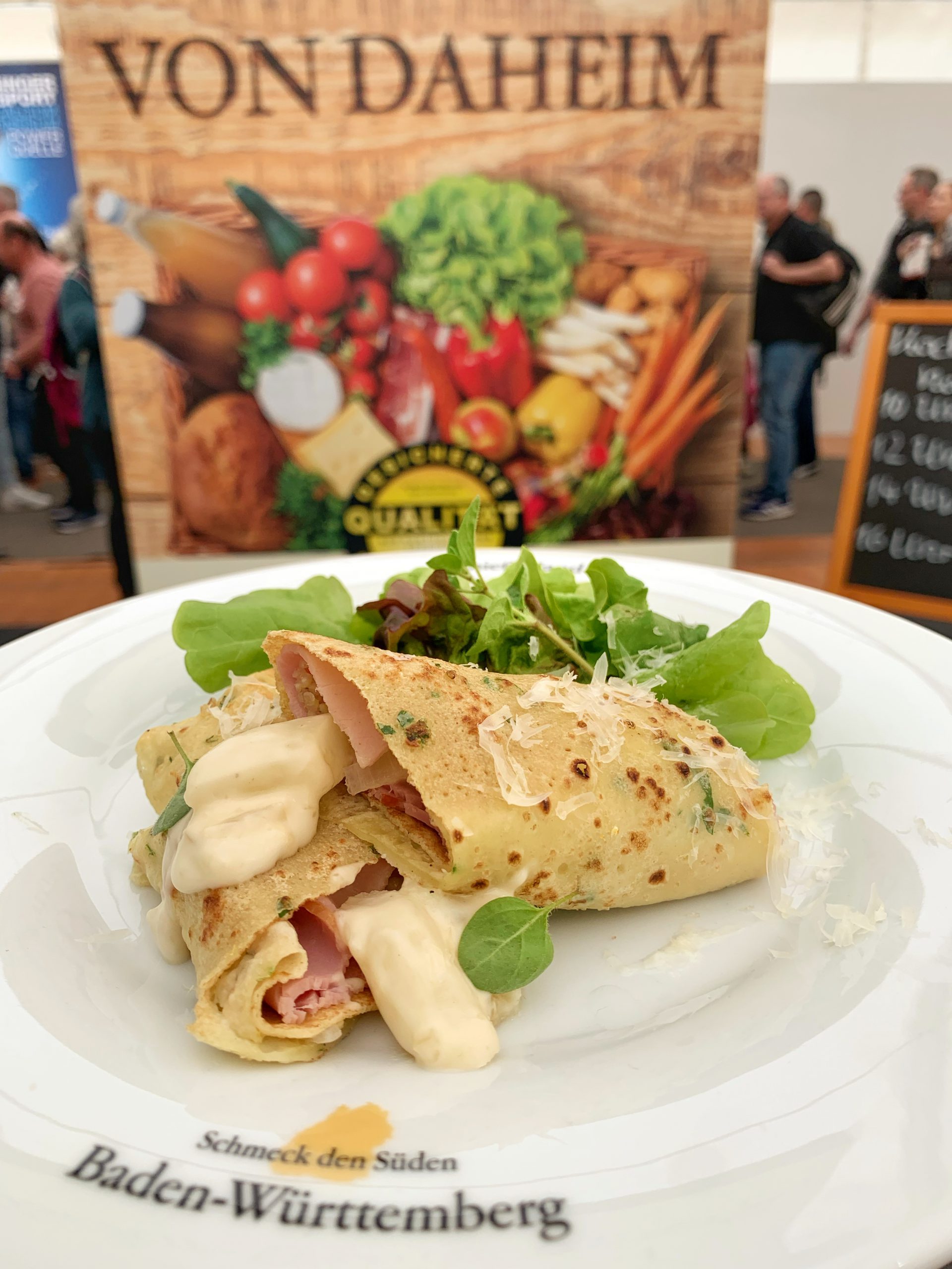 Überbackene, gefüllte Pfannkuchen mit Spargel, Quinoa & Schinken