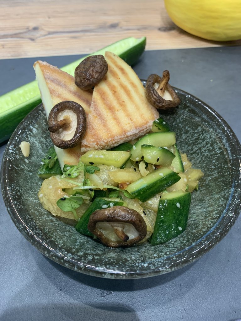 Grillkäse mit Shitake-Pilzen, Sesam-Kresse-Gurken