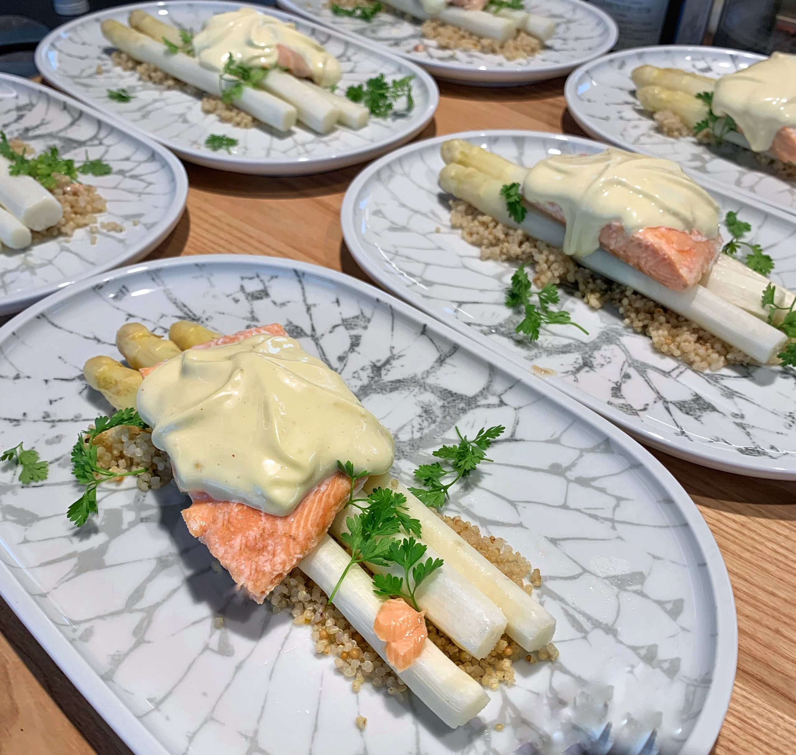 Saibling, Spargel, Sauce Hollandaise & heimischer Quinoa