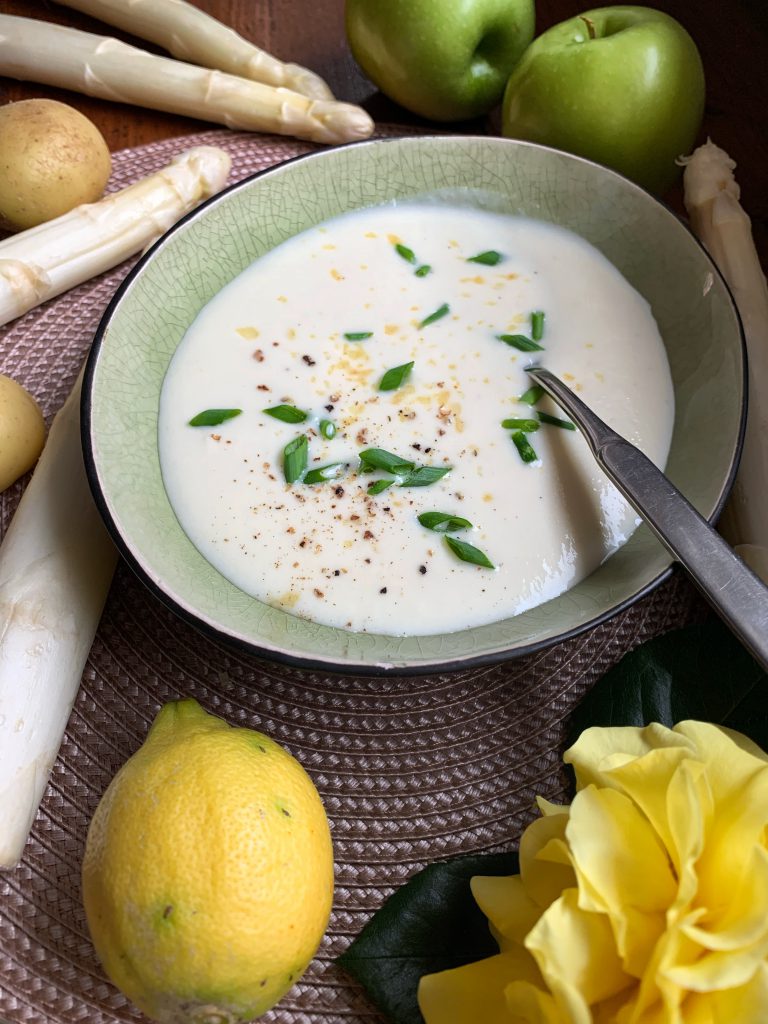 Spargel-Mairübchencremesuppe mit grünem Apfel