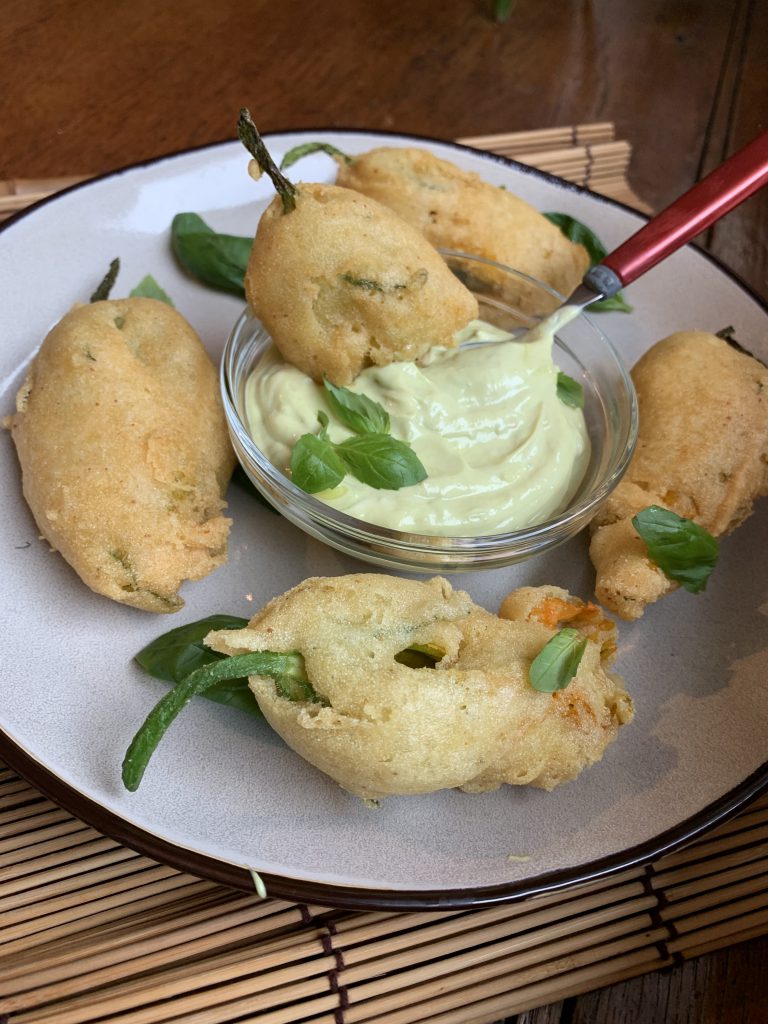 Zucchiniblüten im Knusperteig mit Kräuterdip