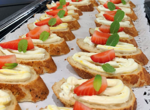 Baguette mit Camenbert Erdbeeren und Minze