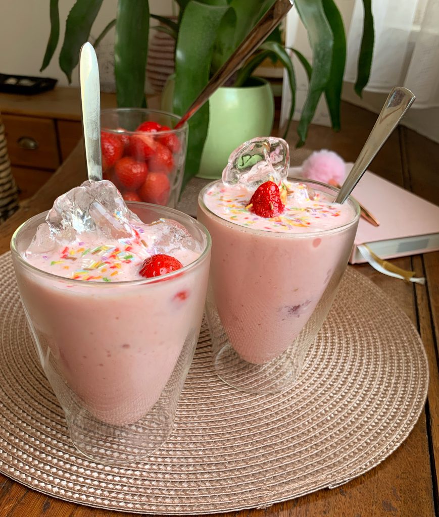 Herrlich erfrischend: Frozen Joghurt-Erdbeer Shake