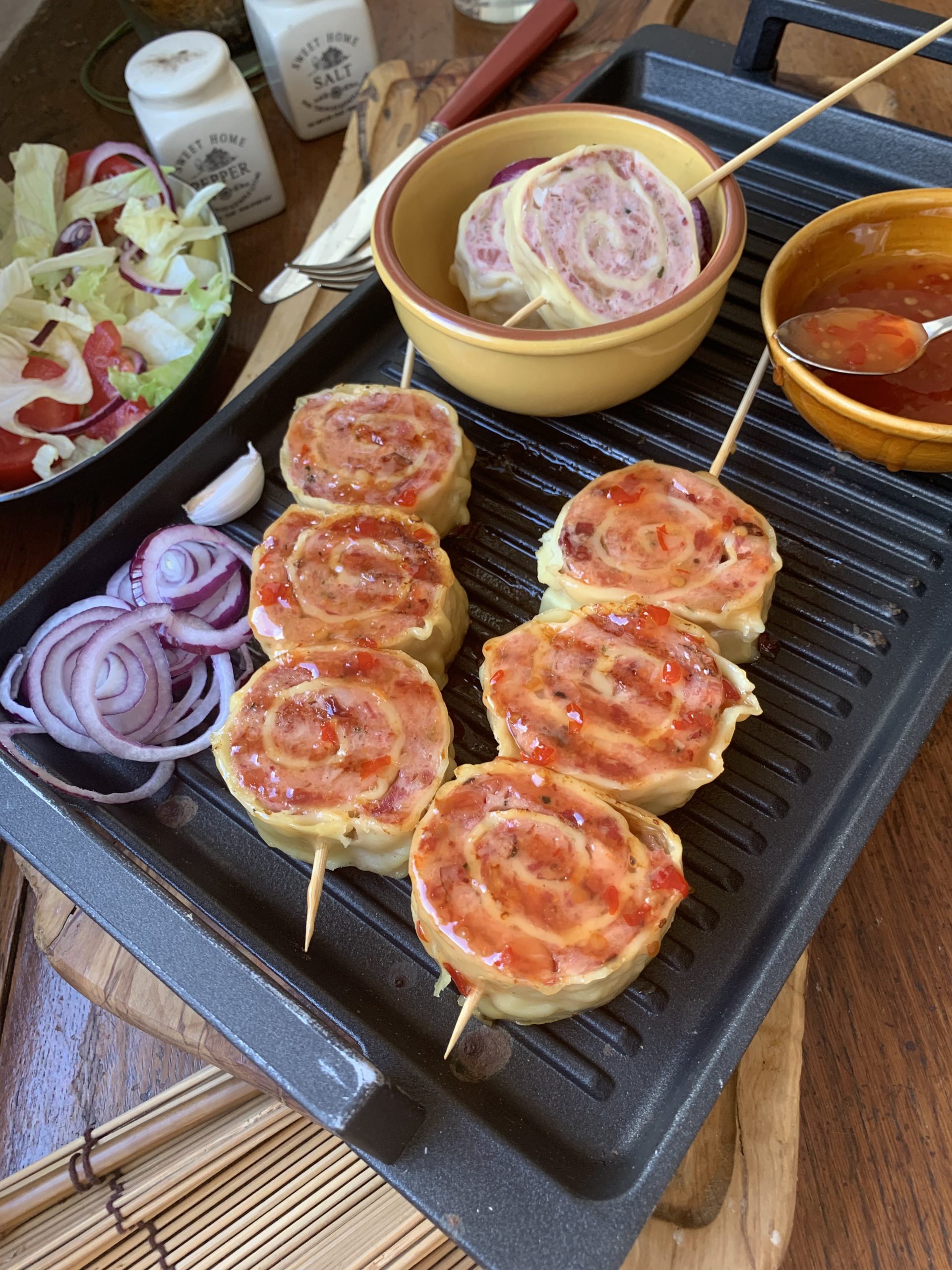 Gegrillte Bratwurst-Nudelrollen mit Barbecue Marinade