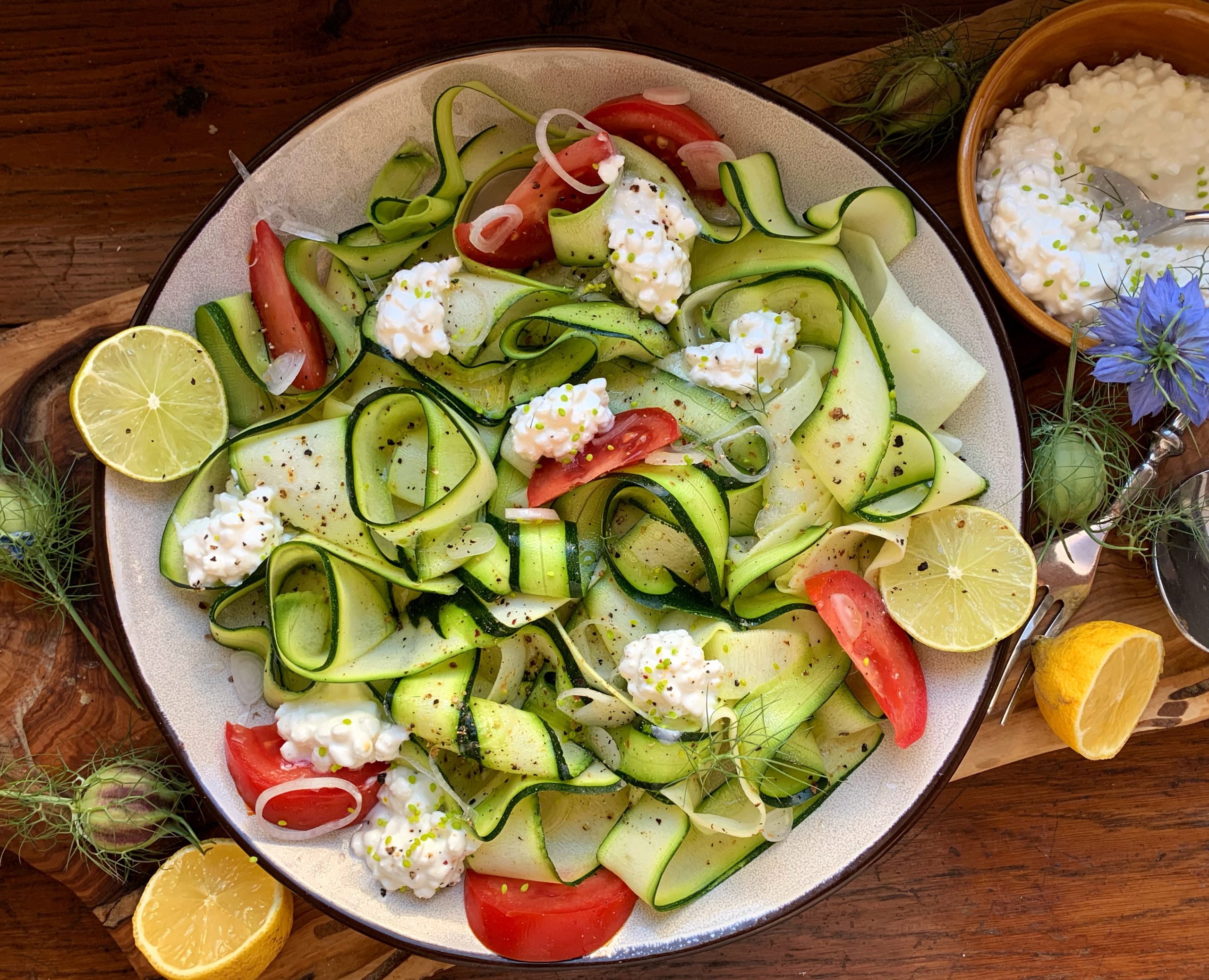 Zucchini Carpaccio mit körnigem Frischkäse & Tomaten