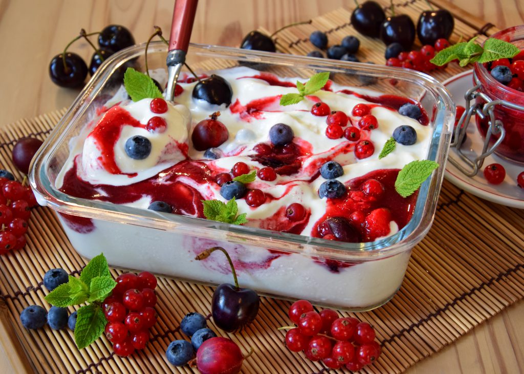 Gefrosteter Sahne-Joghurt mit Honig und Beeren