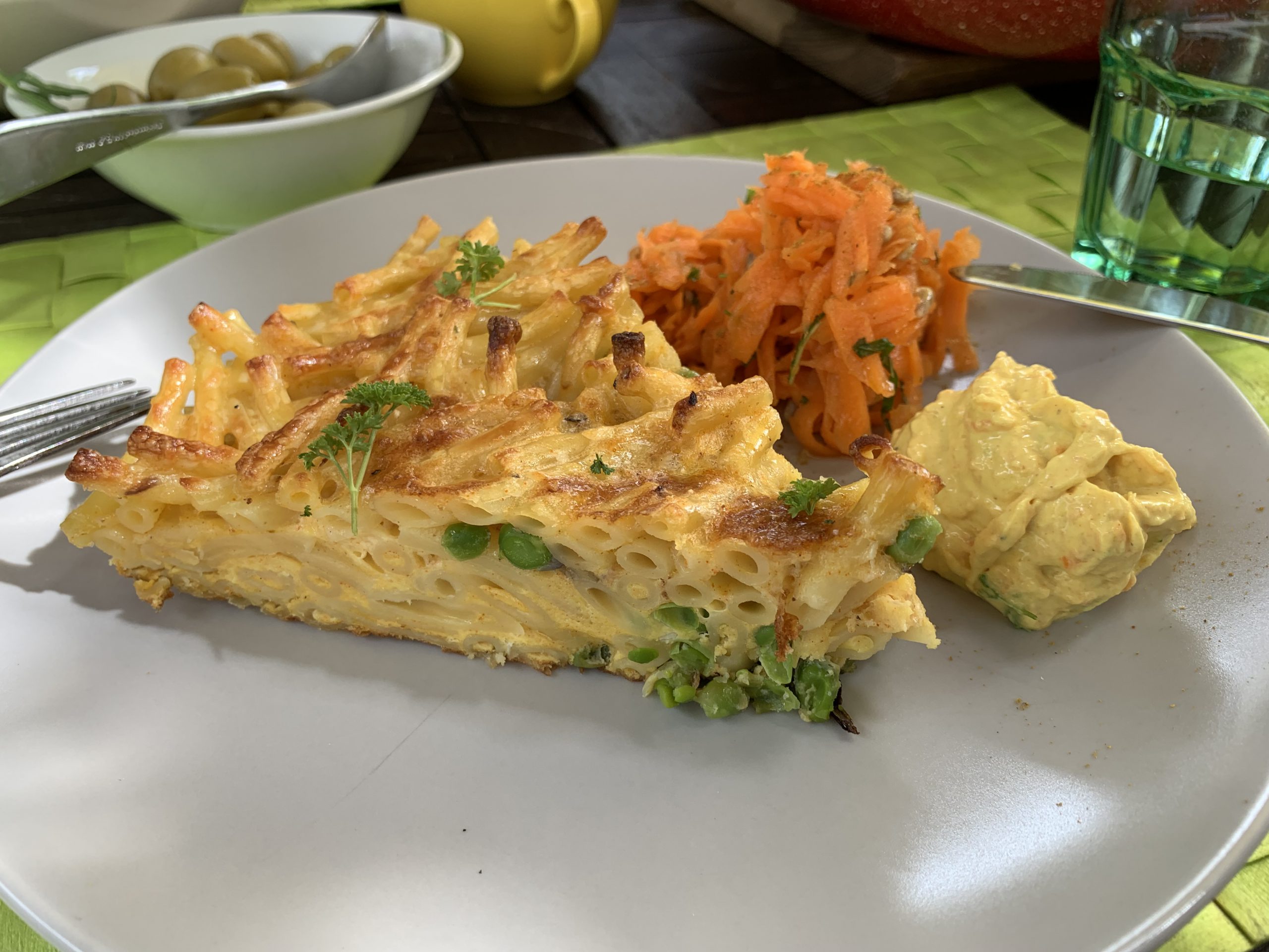 Nudelauflauf mit Karottenraspel-Salat und Dip