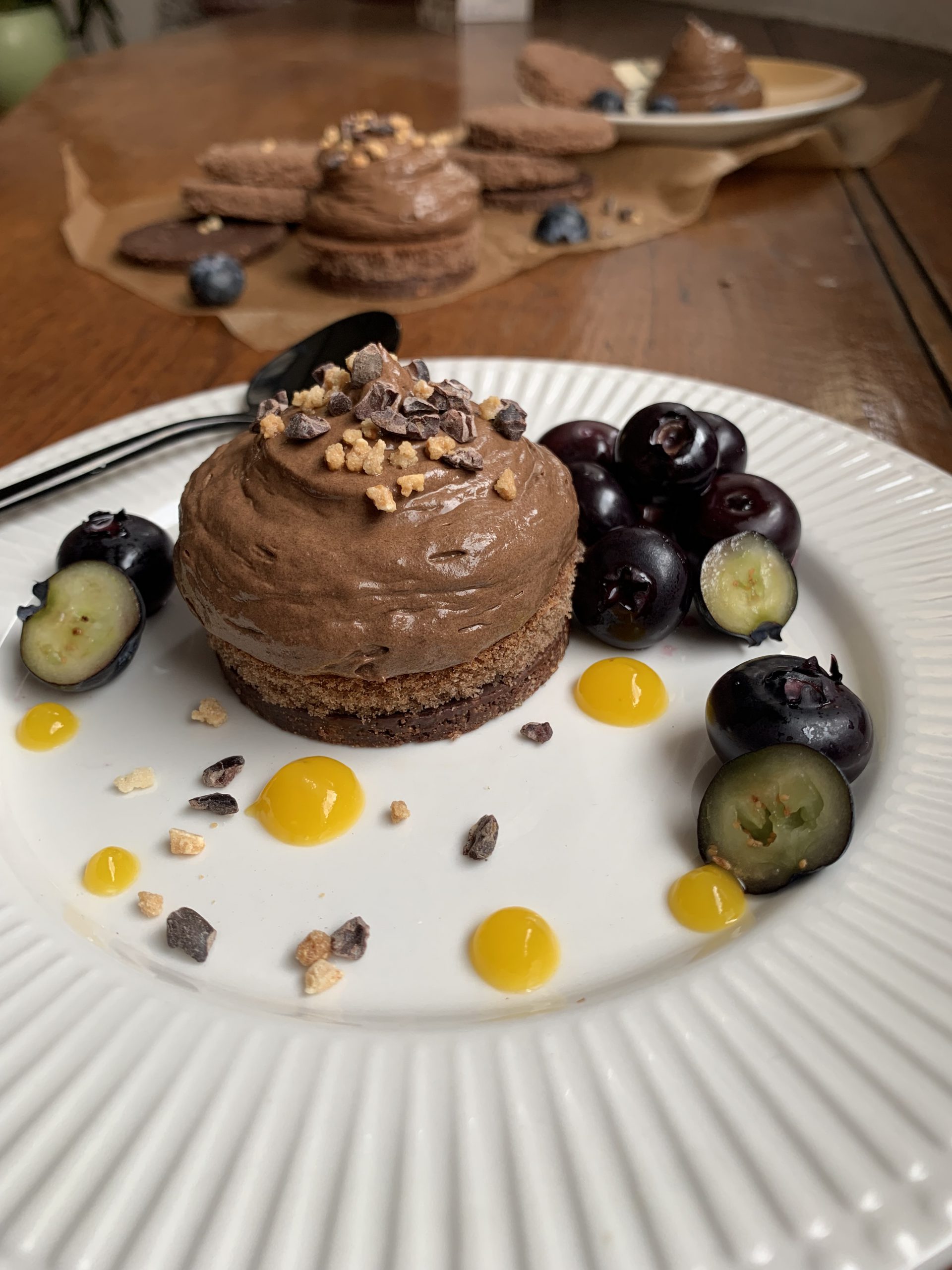 Eiskonfekt-Mousse-Küchlein und Heidelbeeren