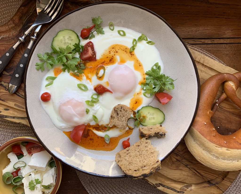 Ein stärkendes Frühstück: Pochierte Eier auf Joghurt und Gewürzbutter ...