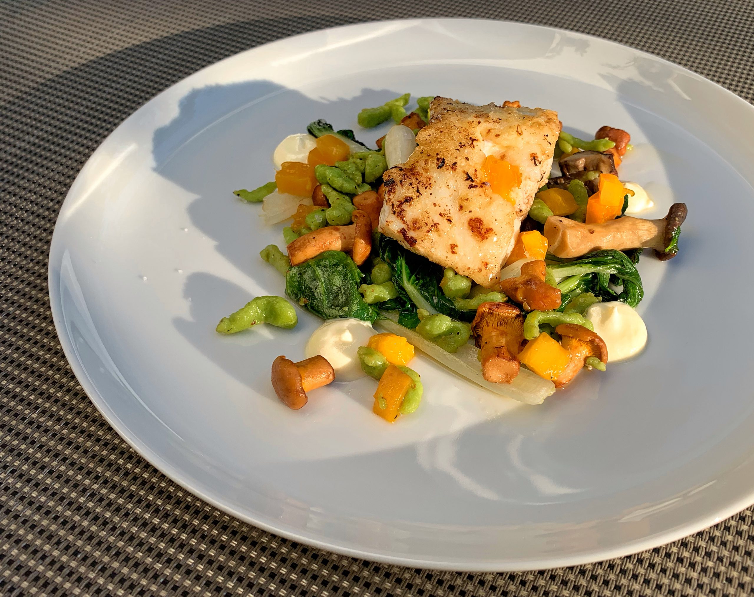 Gebratener Wels mit Pfifferlingen, Pak Choi, Aprikosen, Kräuterspätzle ...