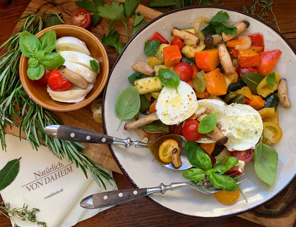 Spätsommerlich & wohltuend: Ofengemüse-Salat und heimischer Mozzarella