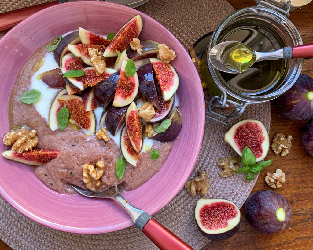 Fein gefrühstückt mit Porridge mit Feigen, Joghurt und Honig