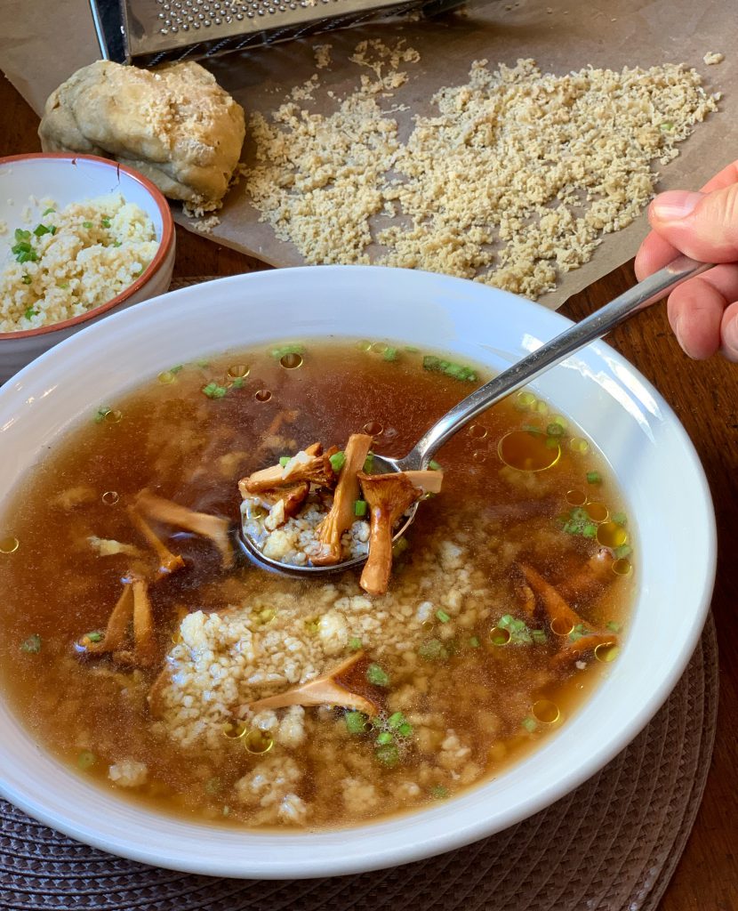 Rindssuppe mit Pilzen und Riebele