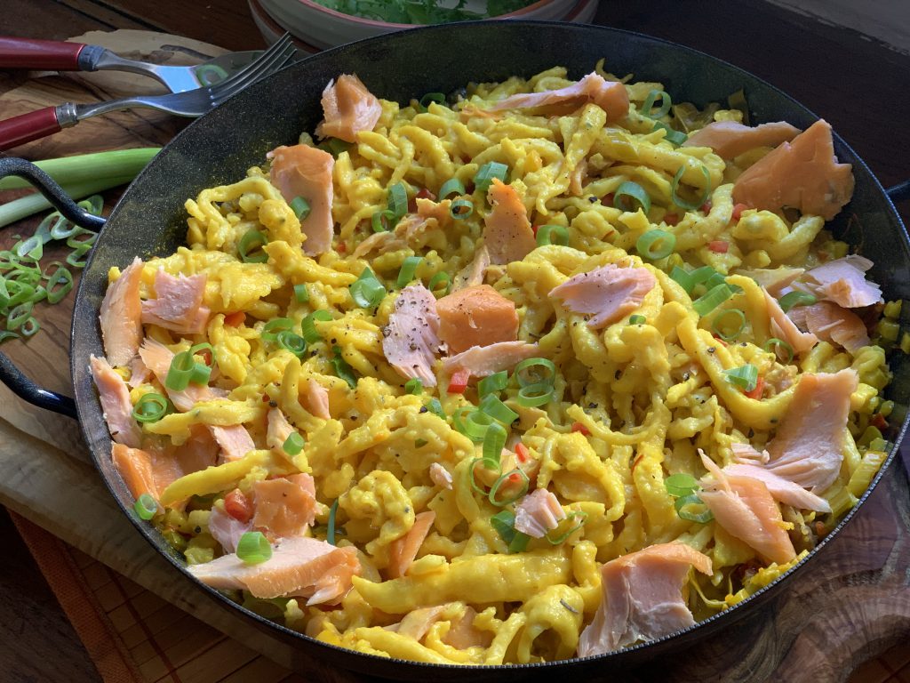 Safran-Spätzle in Weißwein-Schnittlauchcreme & gezupfter Lachsforelle