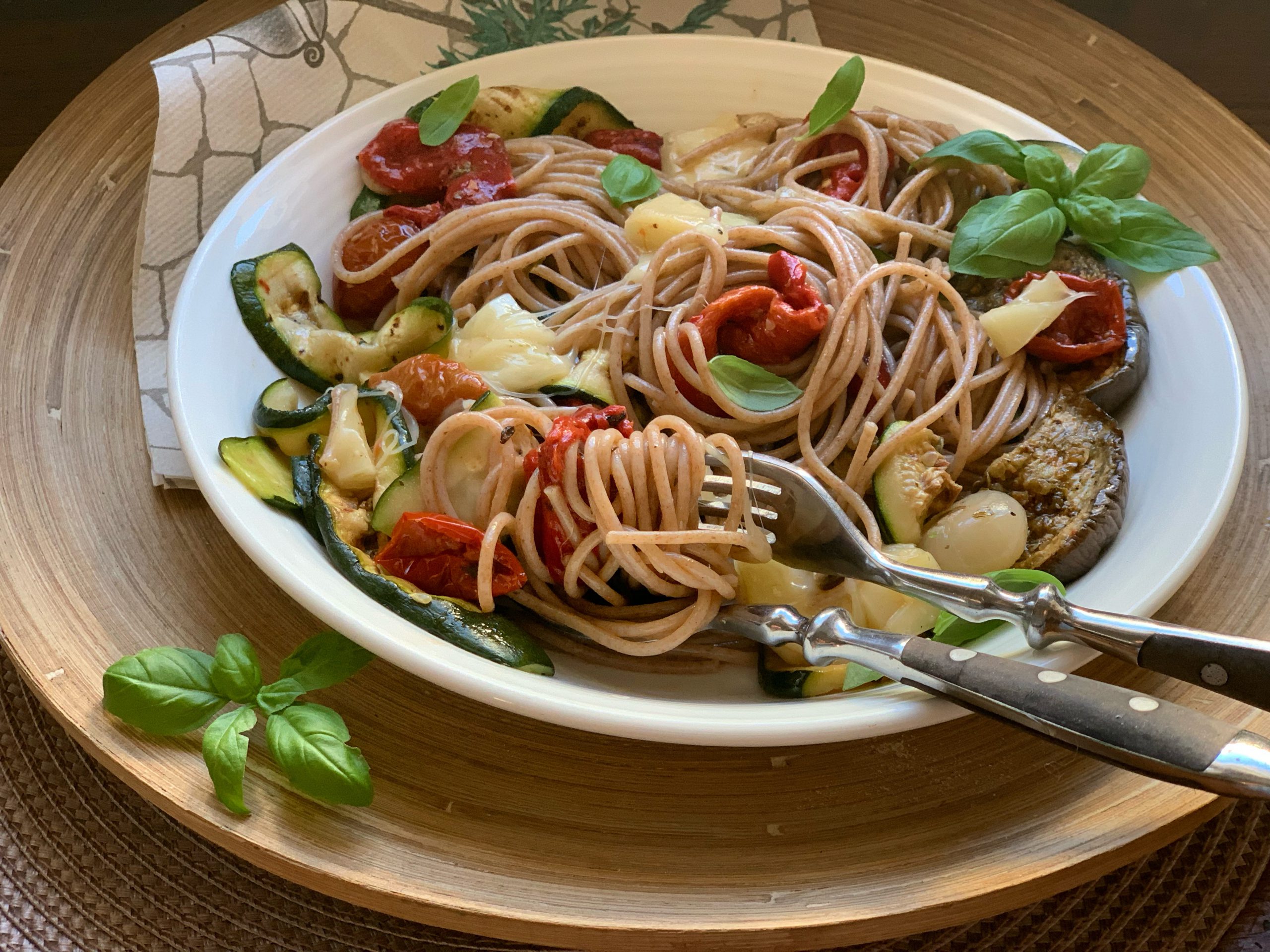 Vollkorn-Spaghetti mit gebratenem Gemüse & Bergkäse