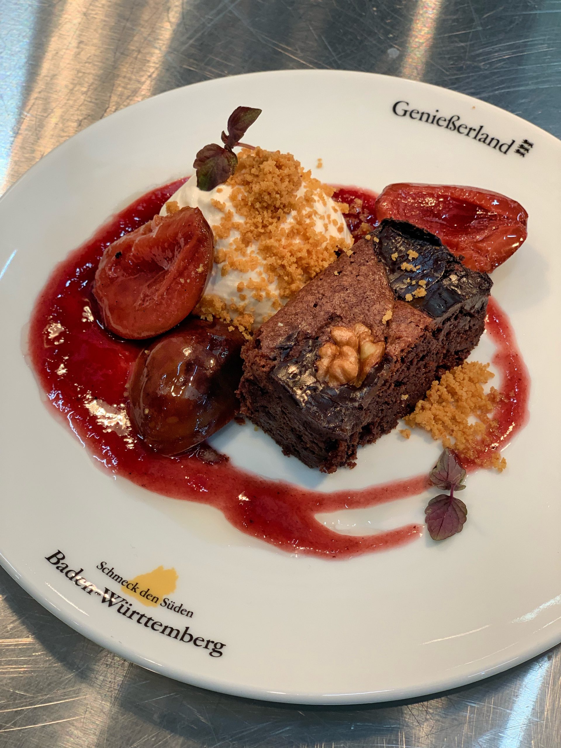 Walnuss-Schokoladen-Brownie mit Zwetschgen und Zimt-Schmand