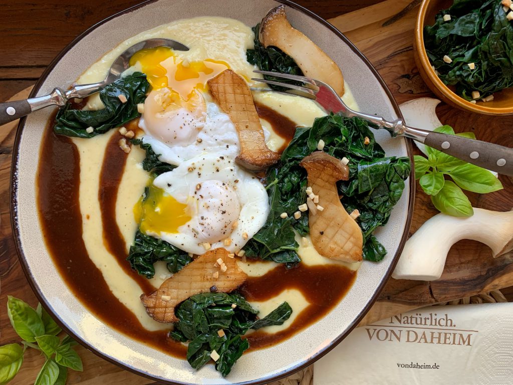 Schwarzkohl, Kräuterseitlinge & Spiegeleier auf Kartoffelpüree mit Veggi-Bratensoße