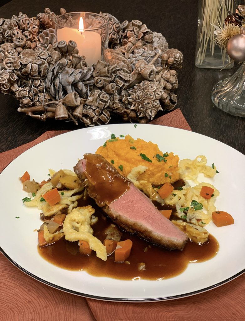 Entenbrust mit Süßkartoffelpüree, Spätzle & Zimt-Karotten