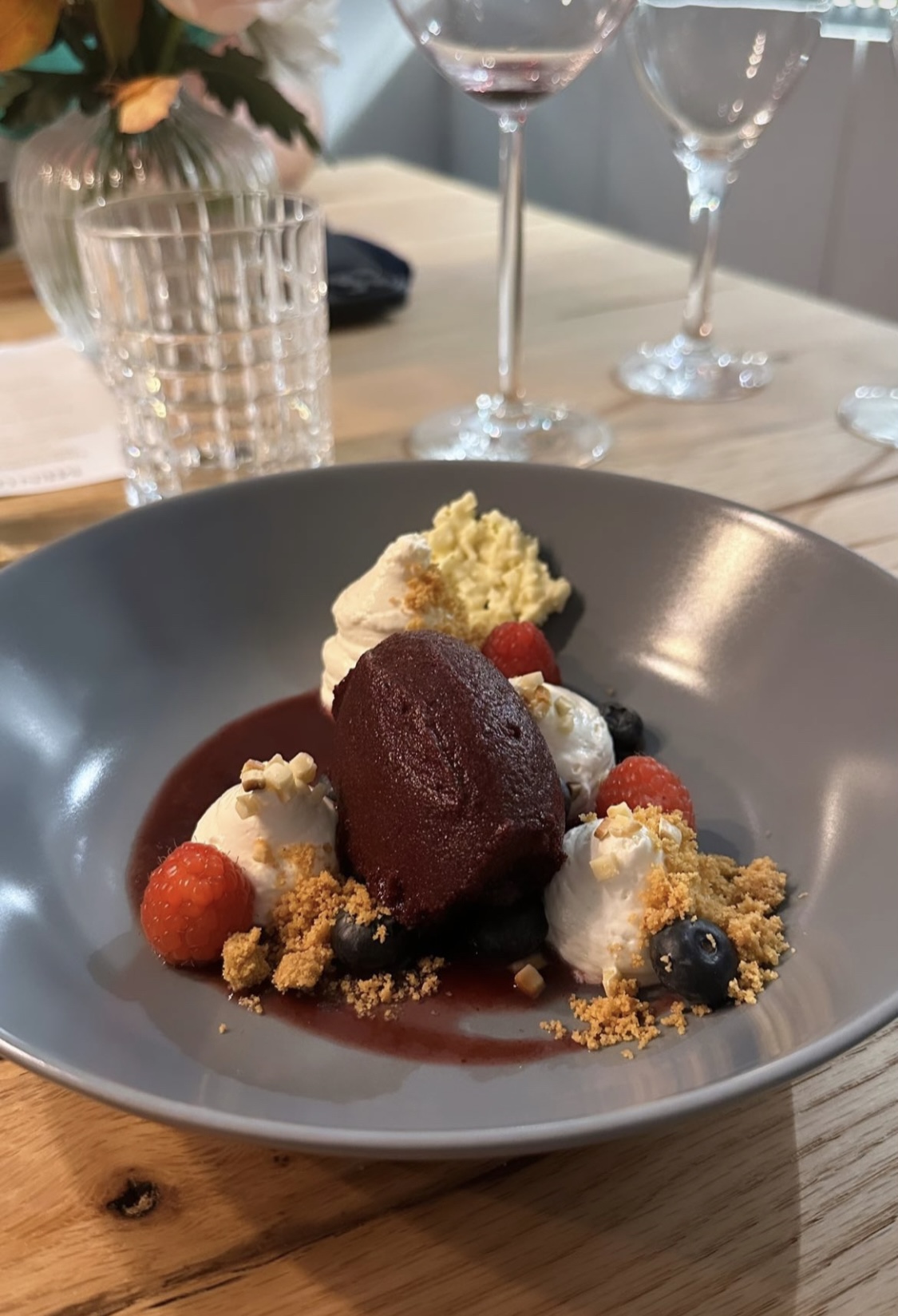 Glühwein-Sorbet mit weißer Schokoladen-Ganache, Beeren & Spekulatiusbrösel