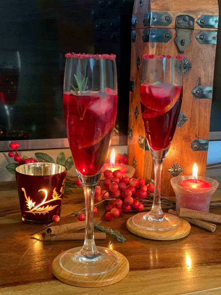 Zum Anstoßen auf das neue Jahr 2024: Johannisbeeren-Spritz mit Rosmarin