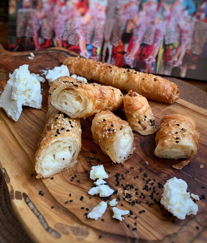 Silvesterkracher zum knabbern: Knusprige Strudelröllchen mit Hirtenkäse