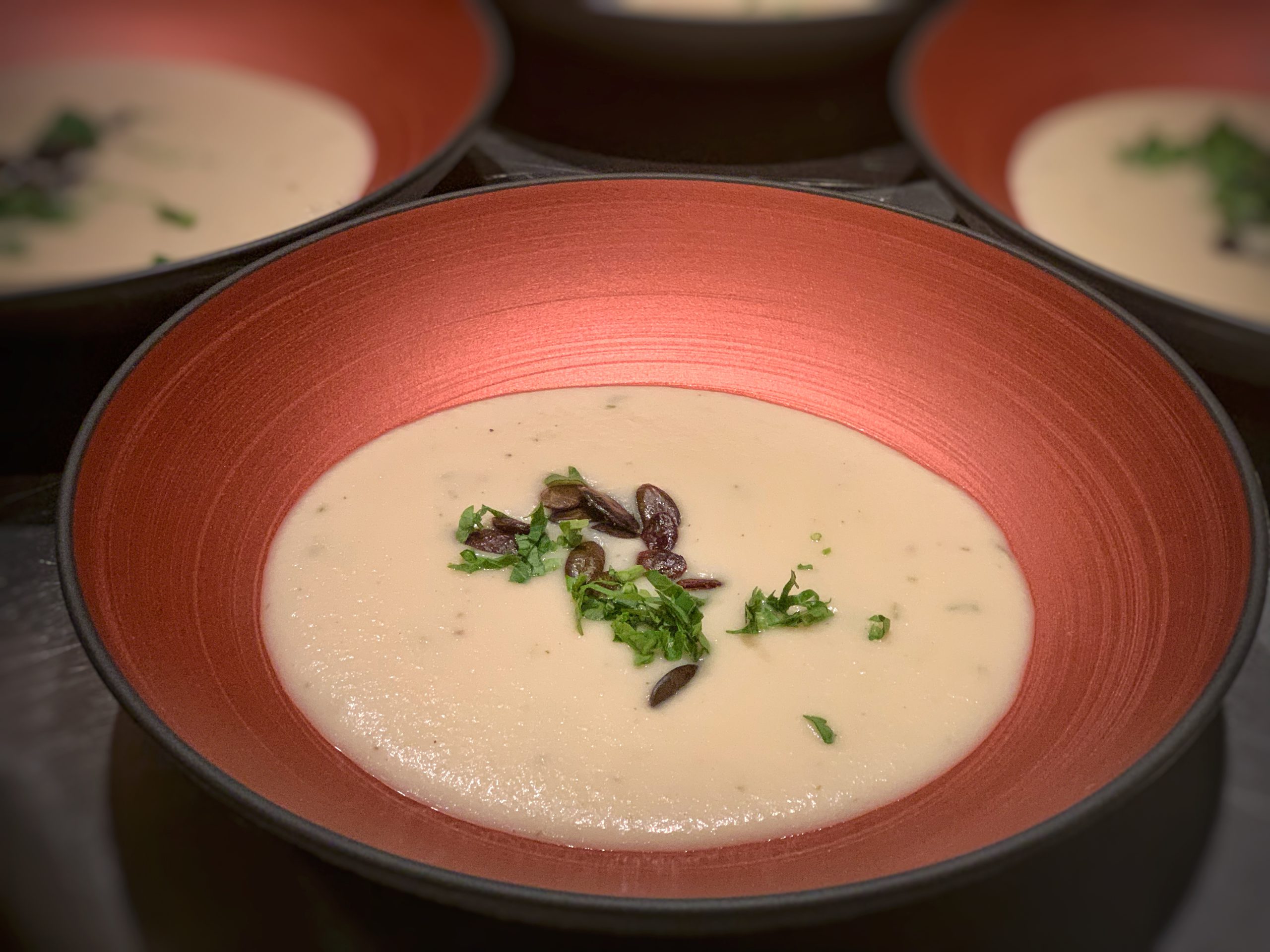 Knoblauchcremesuppe mit gerösteten Kürbiskernen