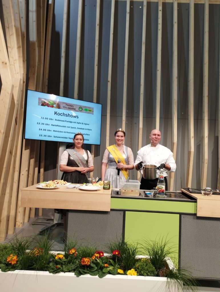 Apfelhoheiten Jasmin Eichenhofer und Sina Bernhard und Showkoch Eberhard Braun