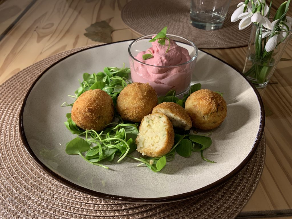 Postelein mit Kartoffel-Emmentaler Kroketten und Preiselbeer-Dip