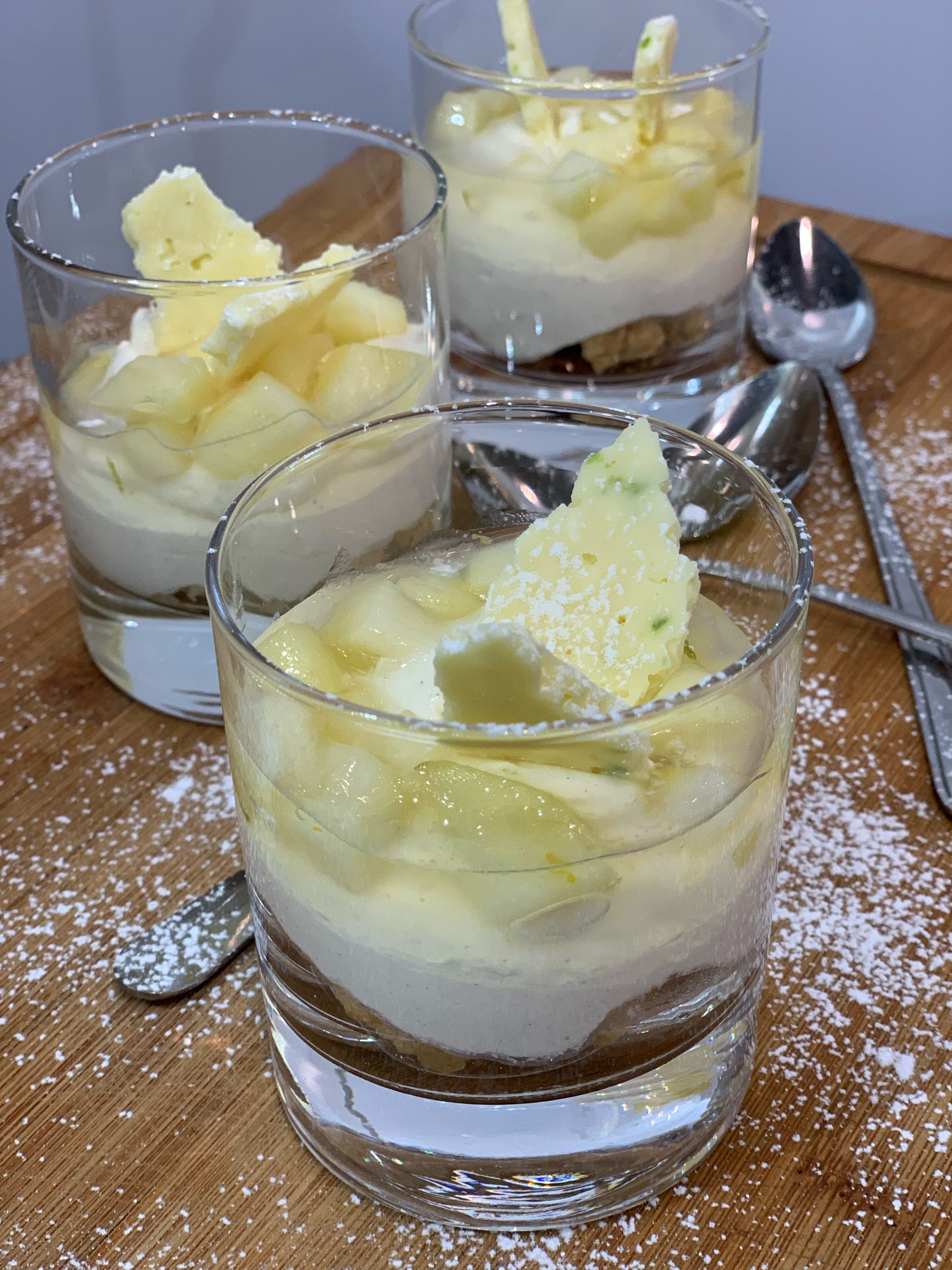 Cheesecake im Glas mit Cider-Apfel und Hefezopf