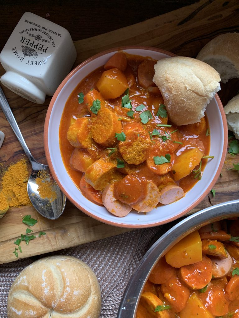 Currywursteintopf in einer Schüssel