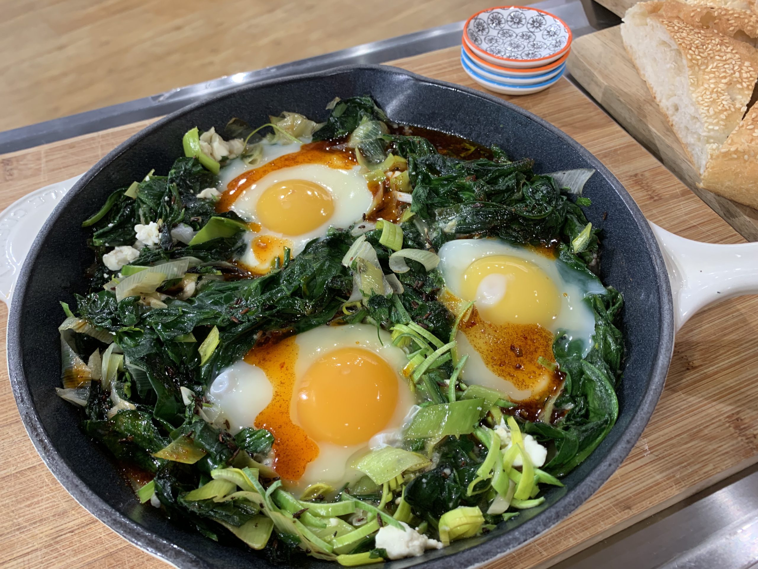 Frühlingszwiebel-Spinat Shakshuka mit Eiern und Allgäuer Bergkäse