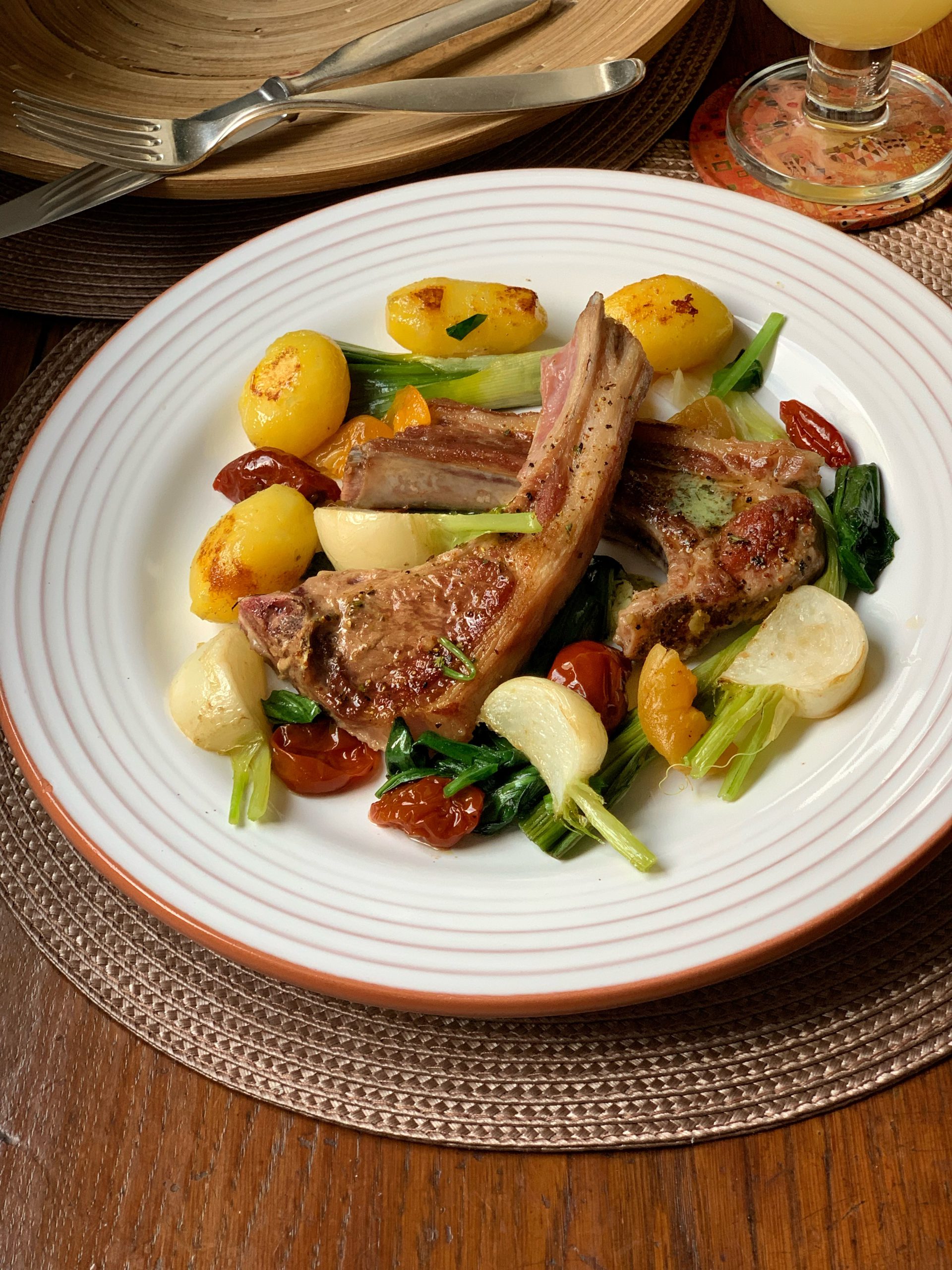 Lammkoteletts mit gebratenen Kartoffeln, Bärlauch, Mairübchen & getrockneten Aprikosen