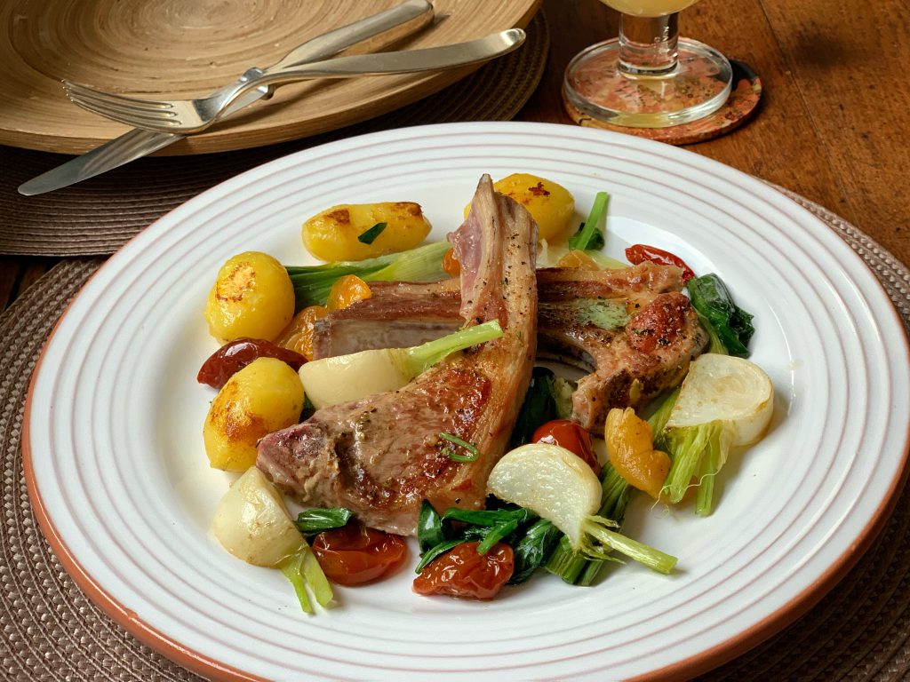 Lammkoteletts mit gebratenen Kartoffeln, Bärlauch, Mairübchen und getrockneten Aprikosen