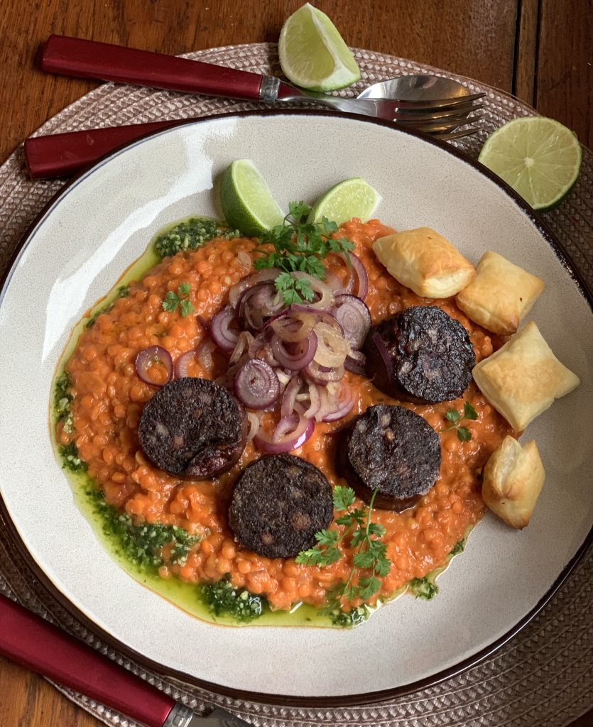 Linsen-Curry mit Schwarzwurst und Kerbel-Pesto