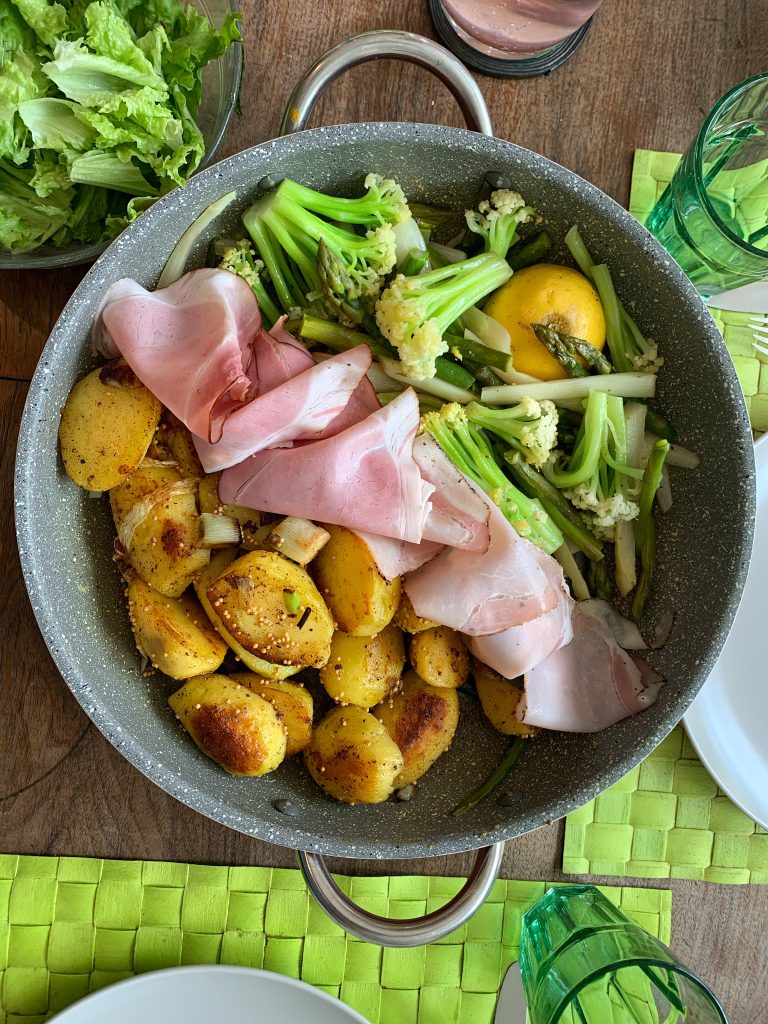 Spargel & wilder Blumenkohl, Senf-Kartoffeln und Schinken in einer Pfanne.