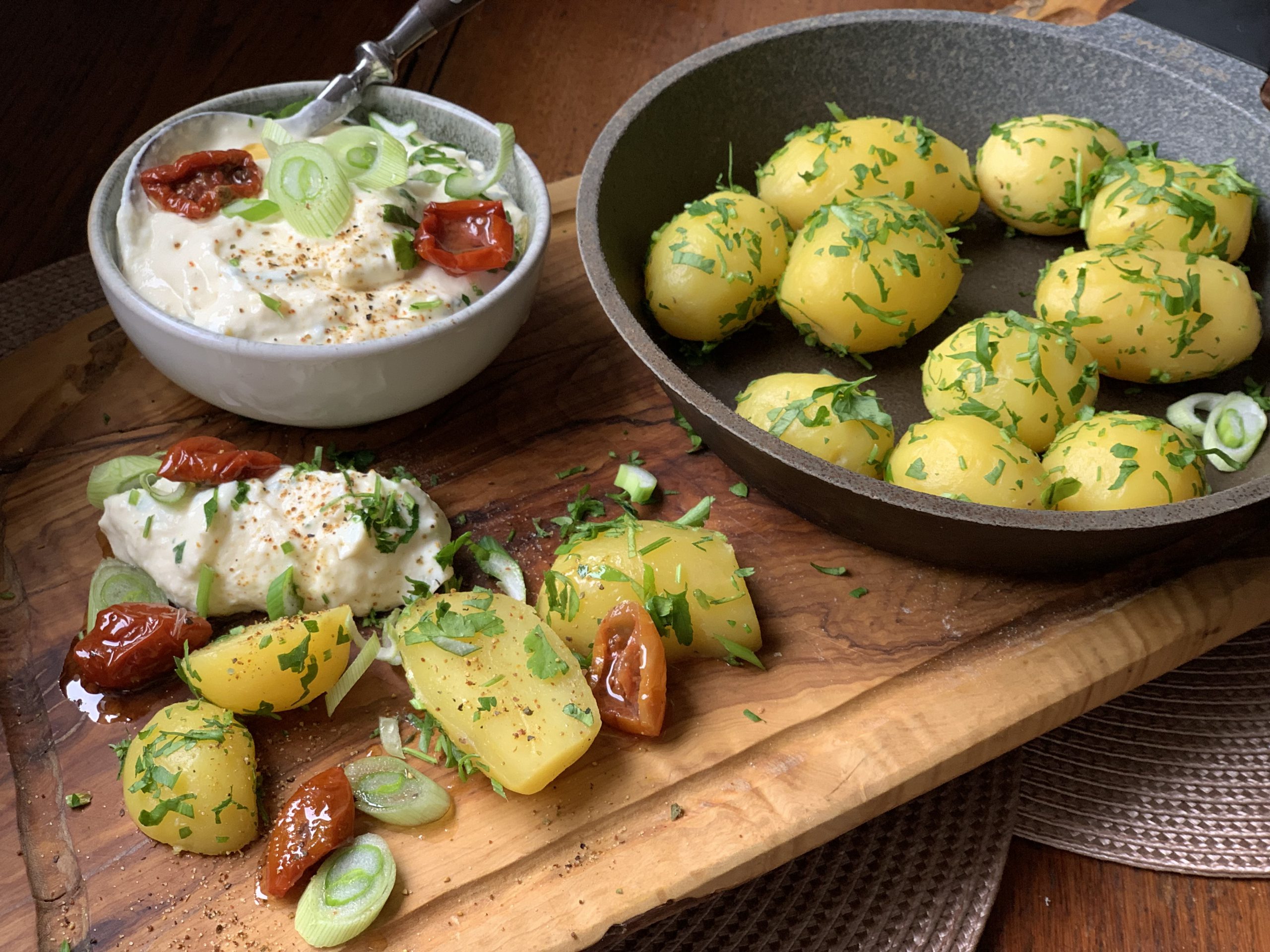Petersilienkartoffeln und Spargel-Frischkäse-Dip