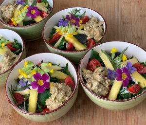 Fünf Frühlingsbowls mit Wildkräuter, Spargel und heimischer Hirse