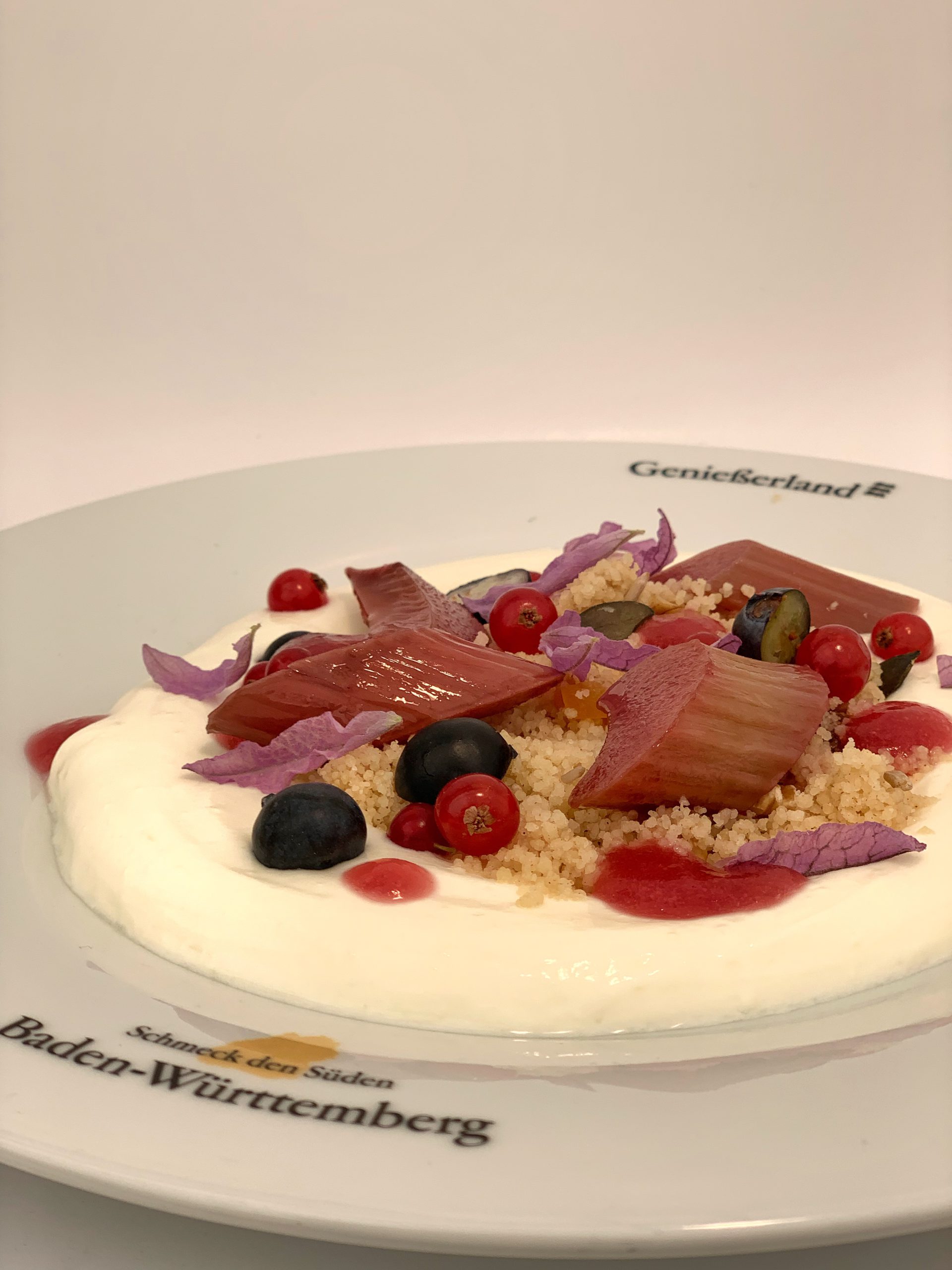 Süßer Couscous mit Nüssen, Joghurt und Früchten